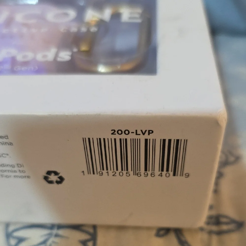 MVMT Lavender Silicone AirPods Case with Gold Clip - Picture 4 of 6